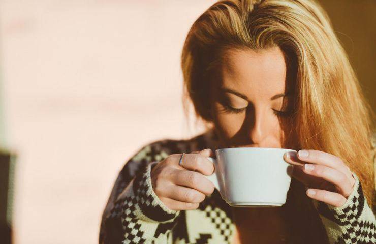 Una donna mentre beve del caffè