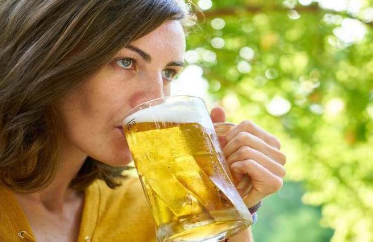 Una donna sorseggia una birra