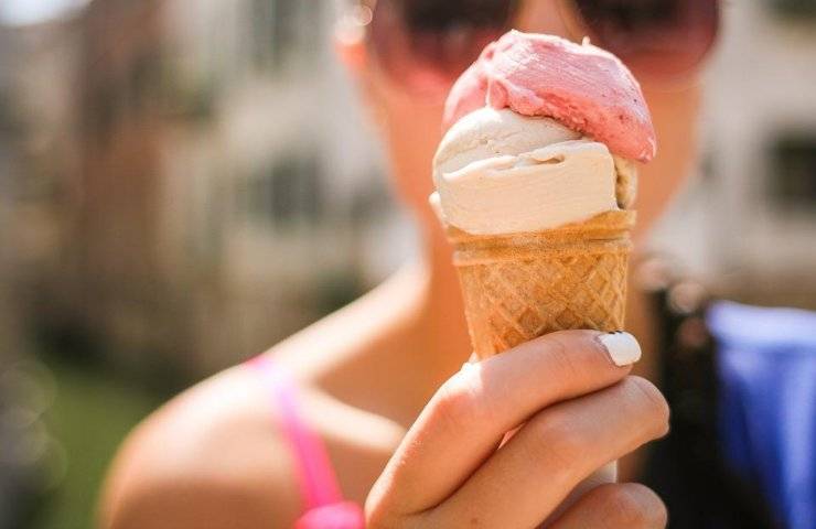 Una ragazza mentre gusta un gelato