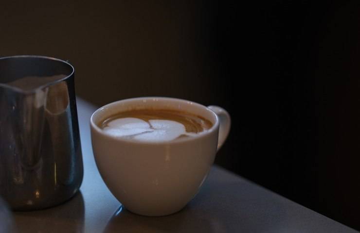 Una tazza di caffè con schiuma