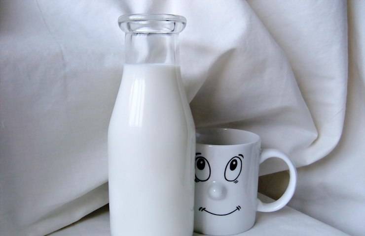 Una tazza ed una bottiglia di latte