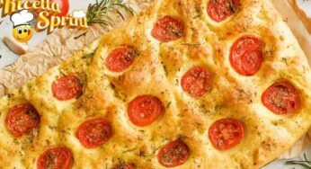 Focaccia pugliese con semola, saporita e dorata con una crosticina croccante che conquista