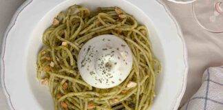 Spaghetti al pesto con mandorle e burrata