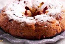 Ciambella alle pesche e mandorle morbidissima, pronta subito