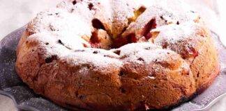 Ciambella alle pesche e mandorle morbidissima, pronta subito