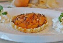 Crostatine veloci con pesche caramellate