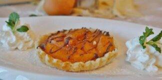 Crostatine veloci con pesche caramellate