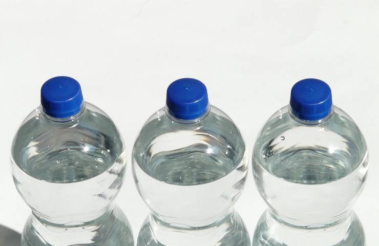 Dell'acqua in bottiglie di plastica