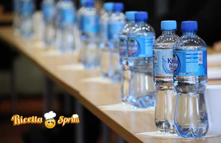 Delle bottigliette di acqua confezionata