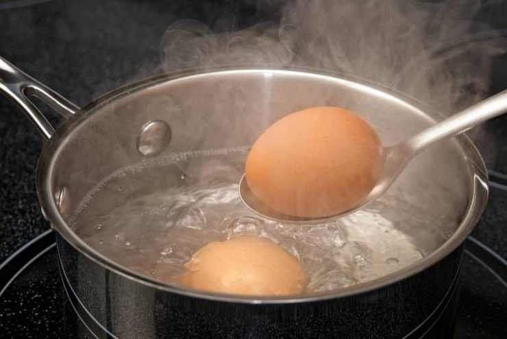 Insalata mista con uova sode e pollo