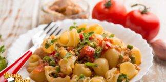 Pasta con piselli e pomodoro perfetti per un pranzo fuori casa, prova e vedrai che bontà!