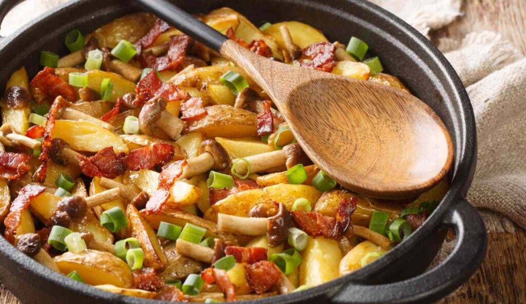 Patate arrostite con funghi e pancetta, la soluzione perfetta per un