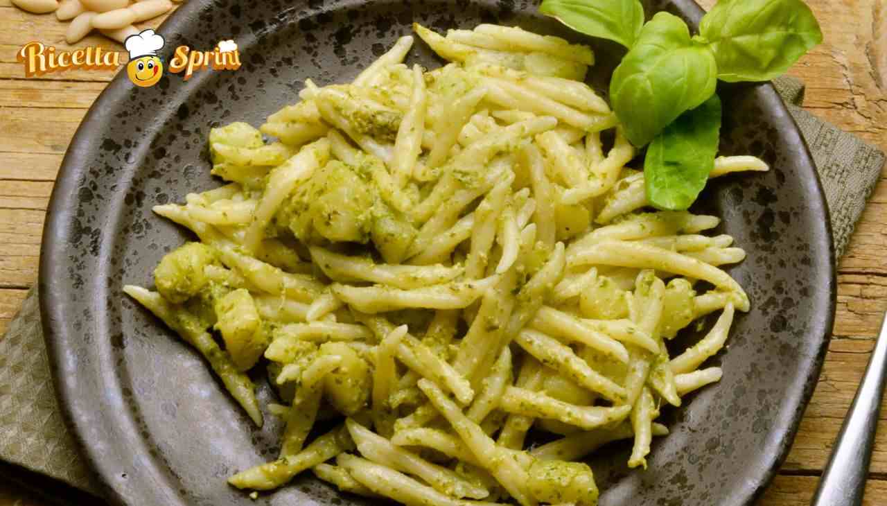 Pesto patate e trofie tutto il profumo del basilico estivo