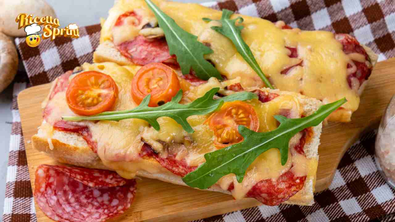 Pizza pomodori e salame senza impasto e pronta in 8 minuti!