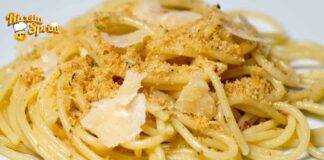 Spaghetti croccanti con scaglie di parmigiano ecco come prendere tutti per la gola con una sola portata