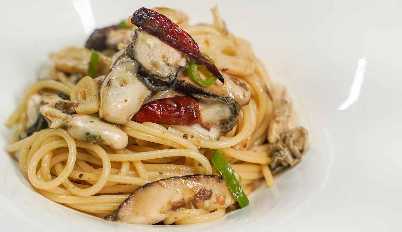 Spaghetti piccanti con acciughe e cozze