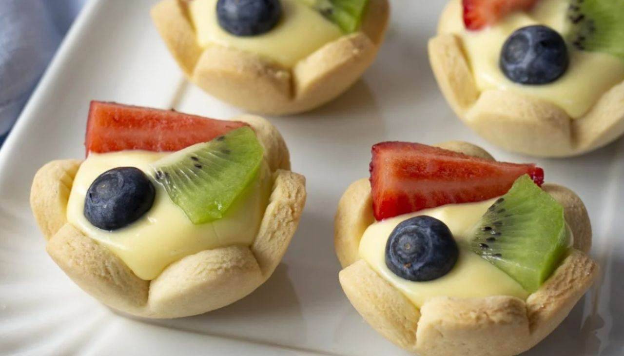 Tartellette di frutta la ricetta di Benedetta Rossi, favolose e freschissime. Foto di Benedetta Rossi