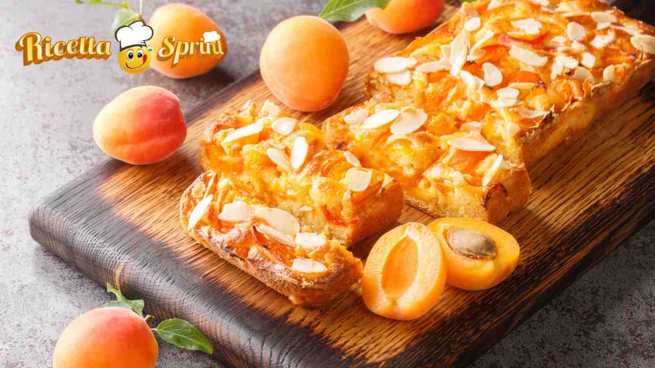 Torta di albicocche fresche e mandorle di Benedetta Rossi da gustare in qualsiasi momento della giornata