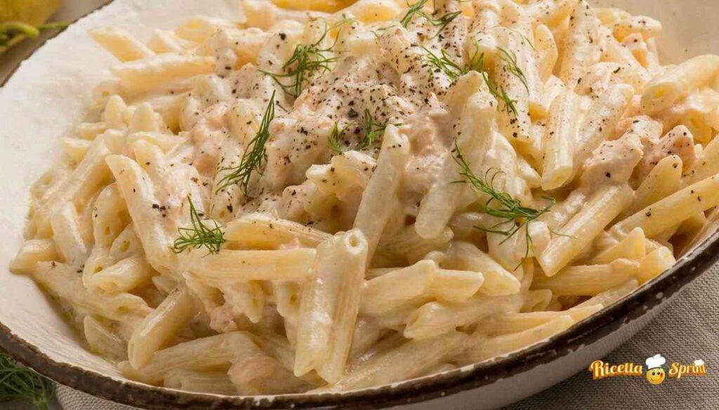 Pasta al salmone cremosa, ma senza panna, leggera e buonissima pronta