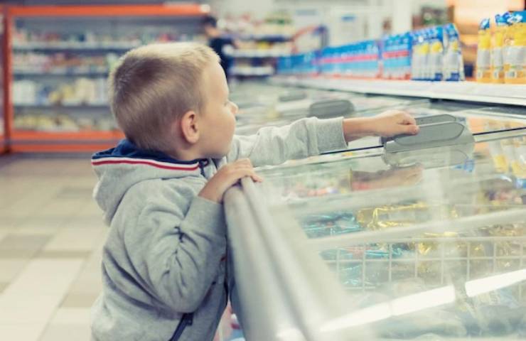 Un bambino sceglie dei gelati al supermercato 20220801 ricettasprint