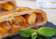 crostata sigillata alle pesche e granella di amaretti, altro che merendina, un vero e proprio dessert