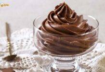 Mousse al cioccolato il fresco dessert per le sere d'estate