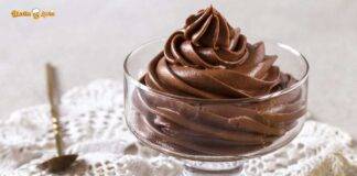 Mousse al cioccolato il fresco dessert per le sere d'estate