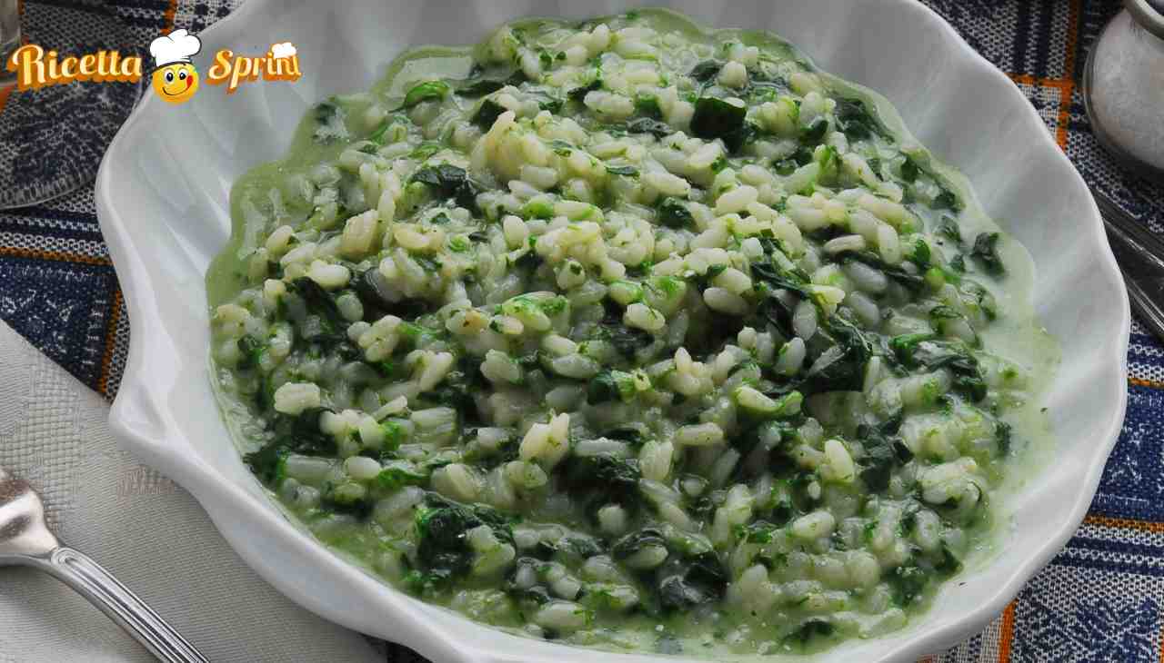 Risotto agli spinaci e parmigiano filante, la ricetta è senza burro, ma non te ne accorgi
