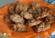 Biscottini alle mandorle brutti ma buoni, un morso e si sciolgono in bocca