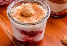 Coppe vanigliate con marmellata e amaretti