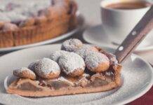 Crostata di amaretti nocciolata, friabile e particolare dalla base al ripieno Crostata di amaretti nocciolata