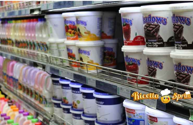 Degli yogurt esposti al supermercato
