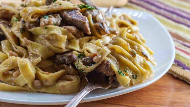 Pasta alla boscaiola, salsiccia, funghi e piselli, con una variante ...
