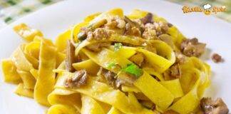 Pasta funghi e salsiccia, arriva l'autunno con i suoi intensi profumi