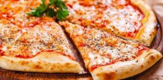 Pizza a cena ecco la ricetta da fare subito, una volta pronta la crosticina è super croccante