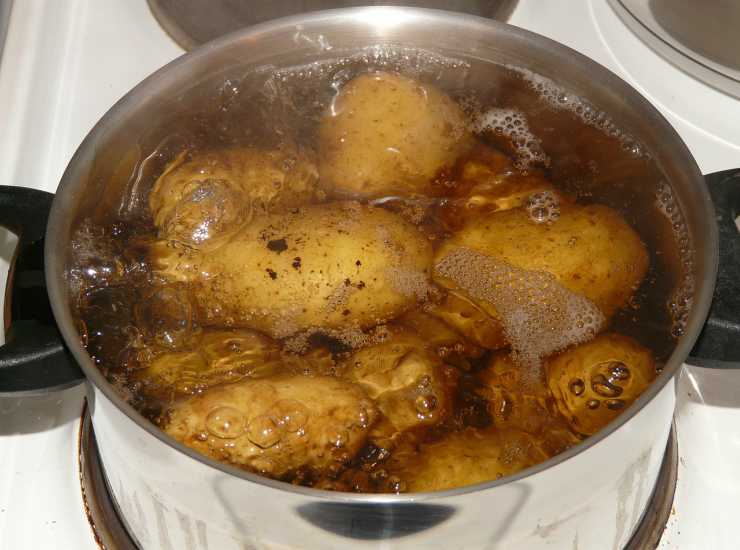 Polpette in umido con purè di patate 