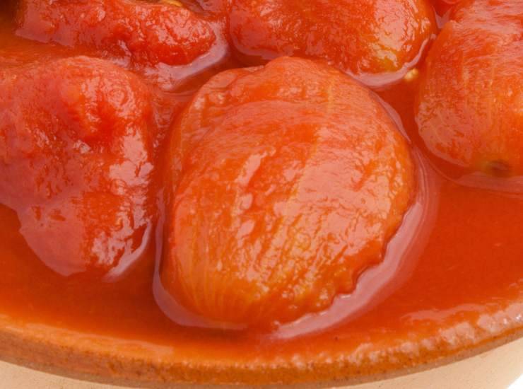 Pomodori pelati, ecco come si fanno in casa per andare incontro al risparmio. Foto di Ricetta Sprint