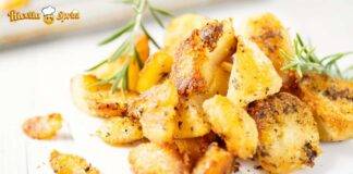 Prendi le patate, il pangrattato, un filino d'olio, metti tutto nel tegame e accendi il forno