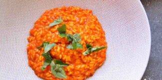 Risotto al pesto di peperoni, per cambiare le carte in tavola in poche mosse