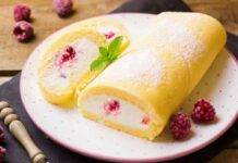 Rotolo di latte con ripieno di ricotta e lamponi