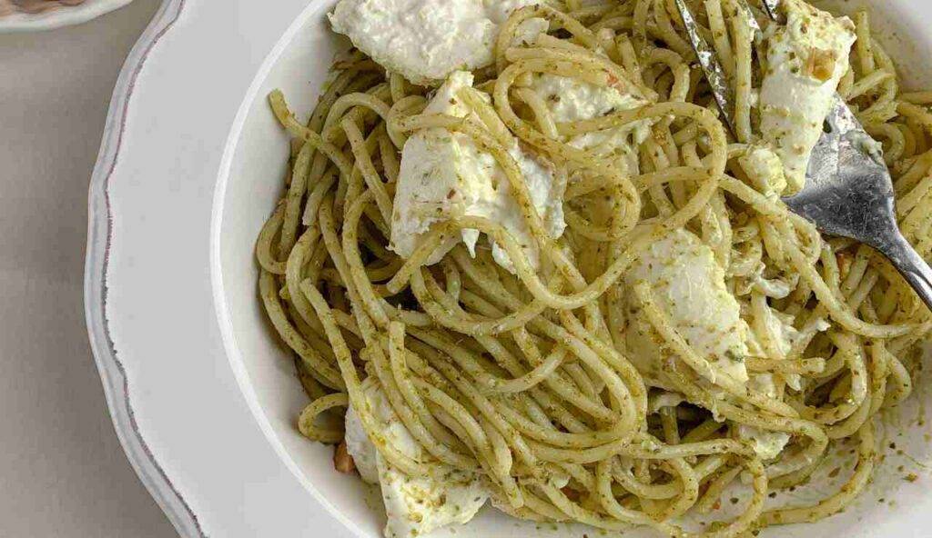 Spaghetti con pesto di rucola e stracchino, fresca ricetta con