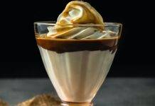Spumone di ricotta affogato al caffè, delicata cremosità da gustare al cucchiaio Spumone di ricotta affogato al caffè