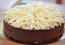 Torta nuvola black and white