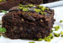 Torta umida fondente e pistacchio, senza uova, latte e burro Torta umida fondente e pistacchio