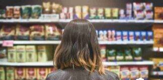 Una donna durante la spesa al supermercato