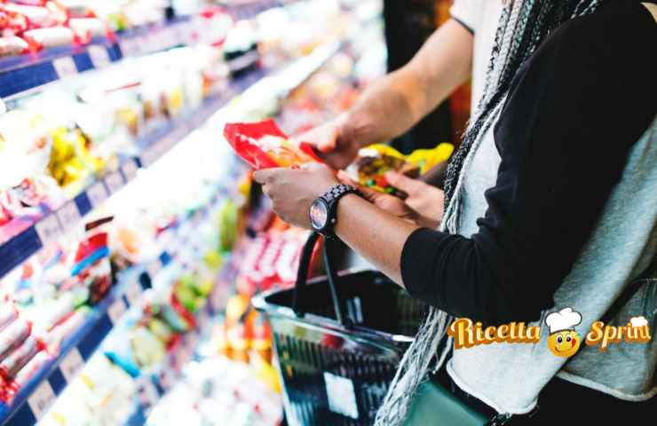 Una persona controlla un prodotto al supermercato
