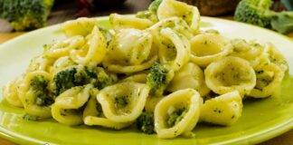 Prendi uno spicchio di aglio, l'olio aggiungi i broccoli, butta le orecchiette e poi godi fino in fondo