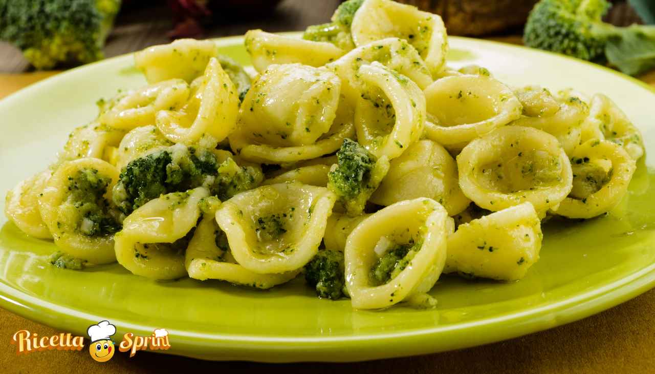 Prendi uno spicchio di aglio, l'olio aggiungi i broccoli, butta le orecchiette e poi godi fino in fondo