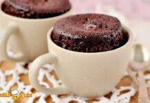 Torta in tazza al cioccolato leggera, il modo migliore per risparmiare energia