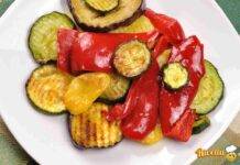 Metti insieme due zucchine, una melanzana e due peperoni, tutto nella teglia e cospargi di pangrattato, pazzesco il risultato Metti insieme due zucchine, una melanzana e due peperoni, tutto nella teglia e cospargi di pangrattato, pazzesco il risultato